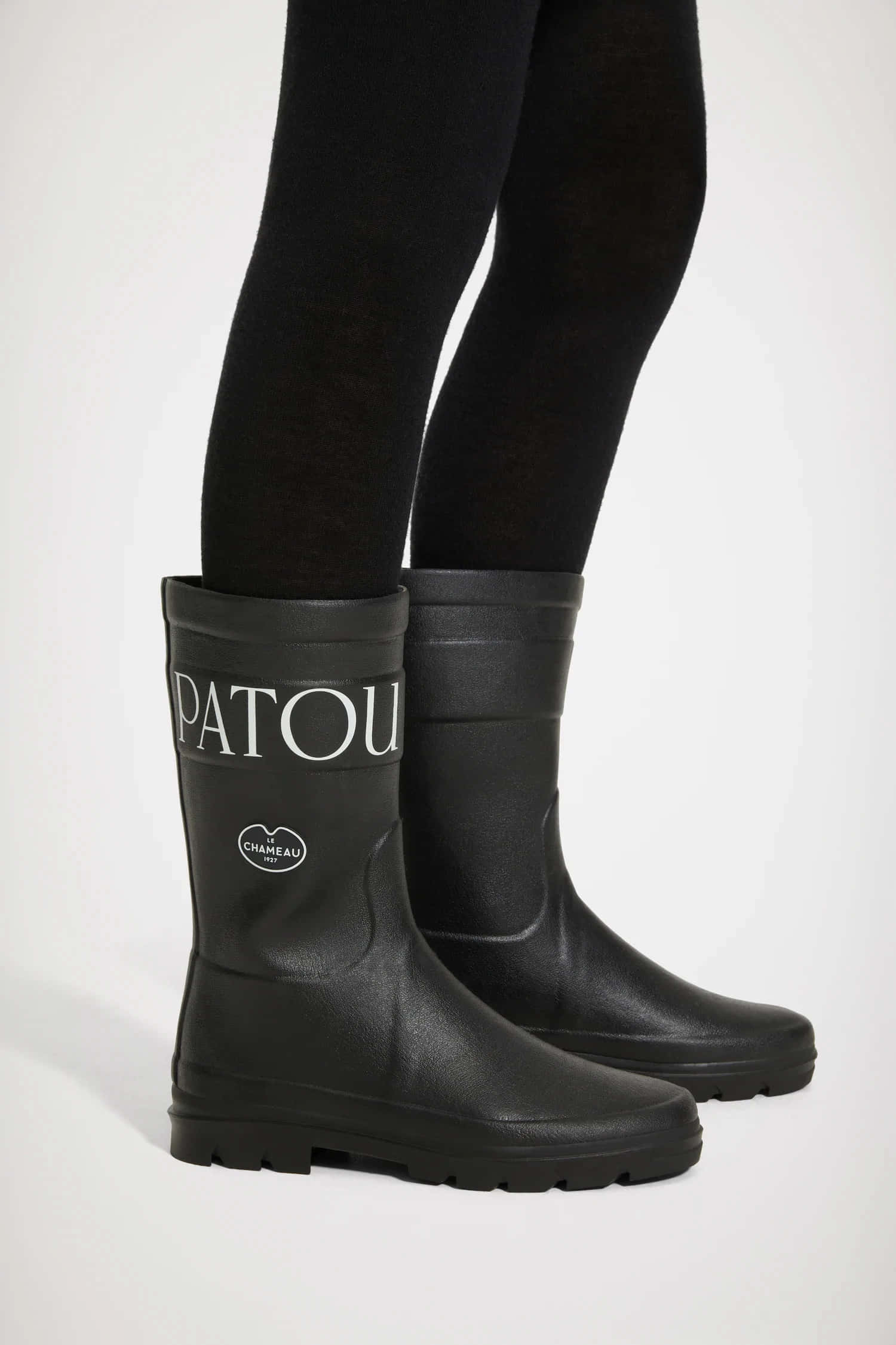 En Patoux Le Chameau Schwarze Stiefel Wallpaper