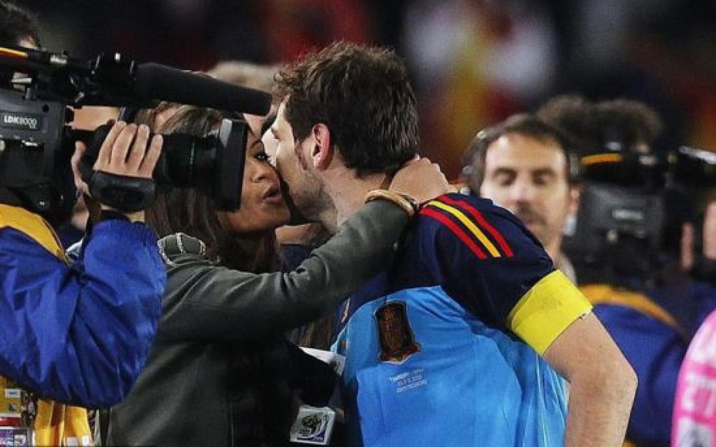 Casillas And Sara Carbonero Romance Wallpaper Football HD