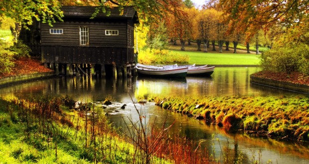 Country Cottage On Lake Garden Full 1080p Ultra HD Wallpaper