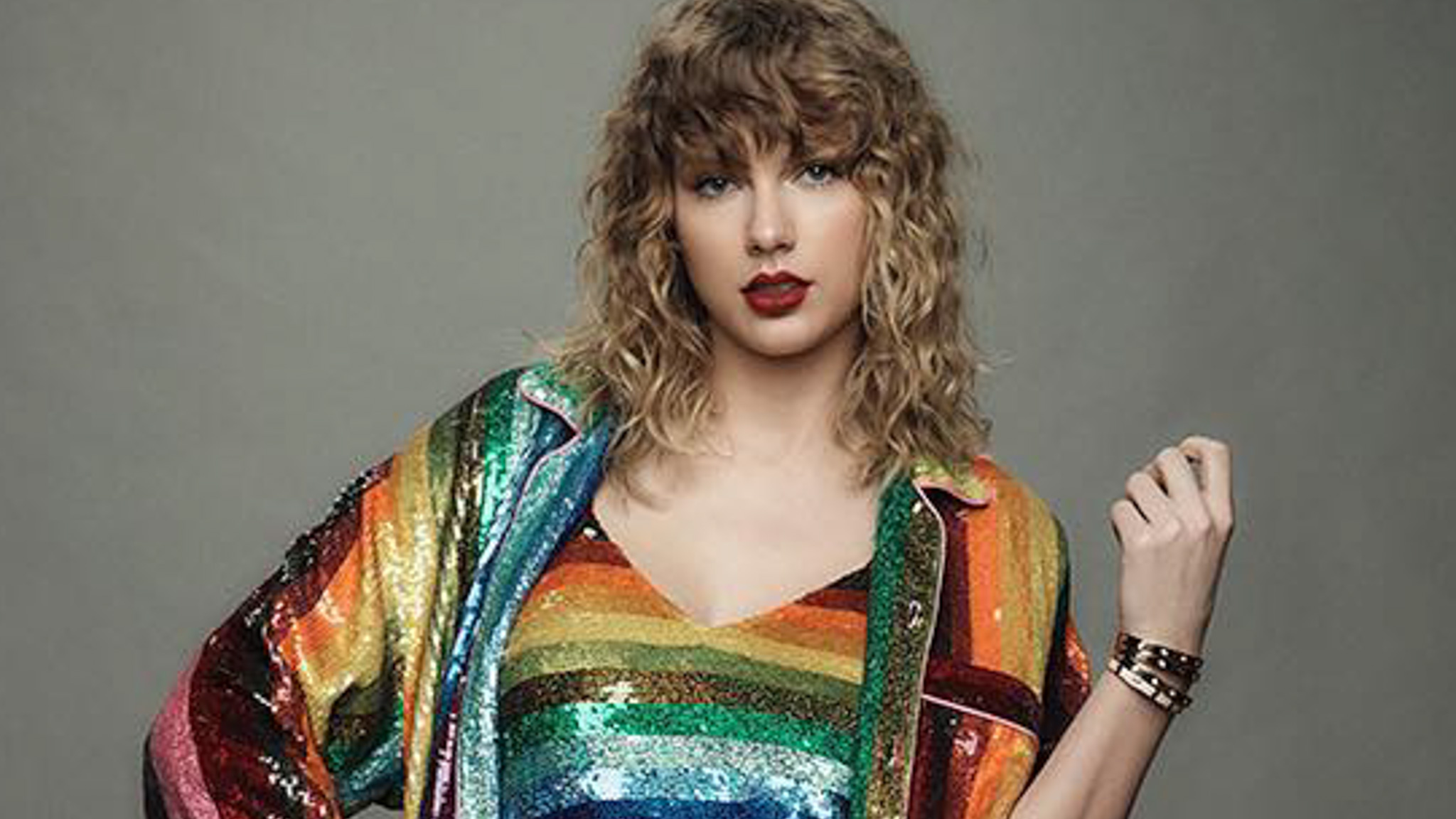 Taylor Swift Releases New Album Reputation