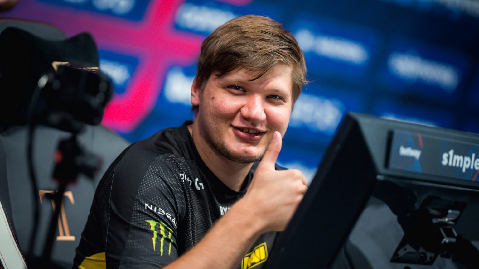 s1mple Giving a Thumbs Up