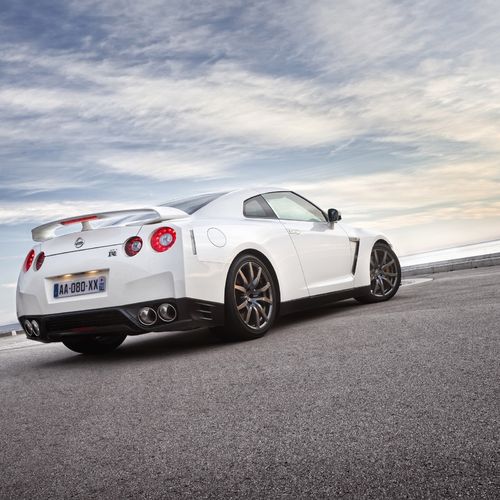Nissan Gt R On The Embankment Picture For iPhone Blackberry iPad