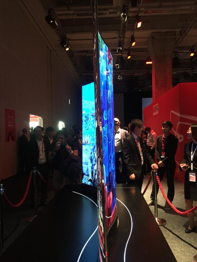 Lg Showcases Its Double Screen Tv And A Bendable Oled Display