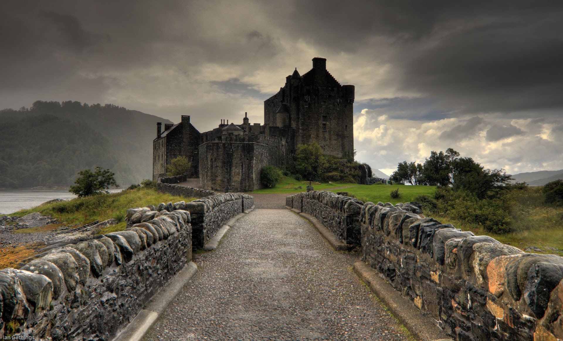 Wallpaper Eilean Donan castle clouds bridge Loch Duich Scottish