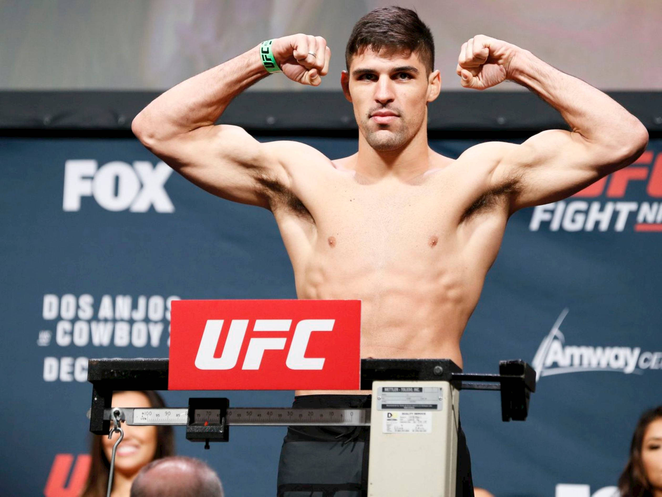 Vicente Luque Flexing His Muscles Wallpaper