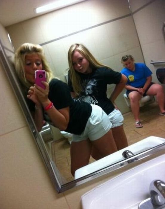 Girls Take Bathroom Photo With Sad Girl On Toilet Collegehumor Post