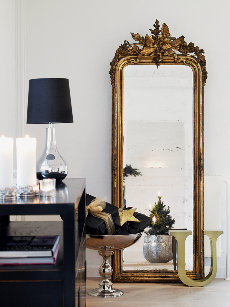 Cool Idea To Use Big Golden Mirrors For Your Decor Digsdigs
