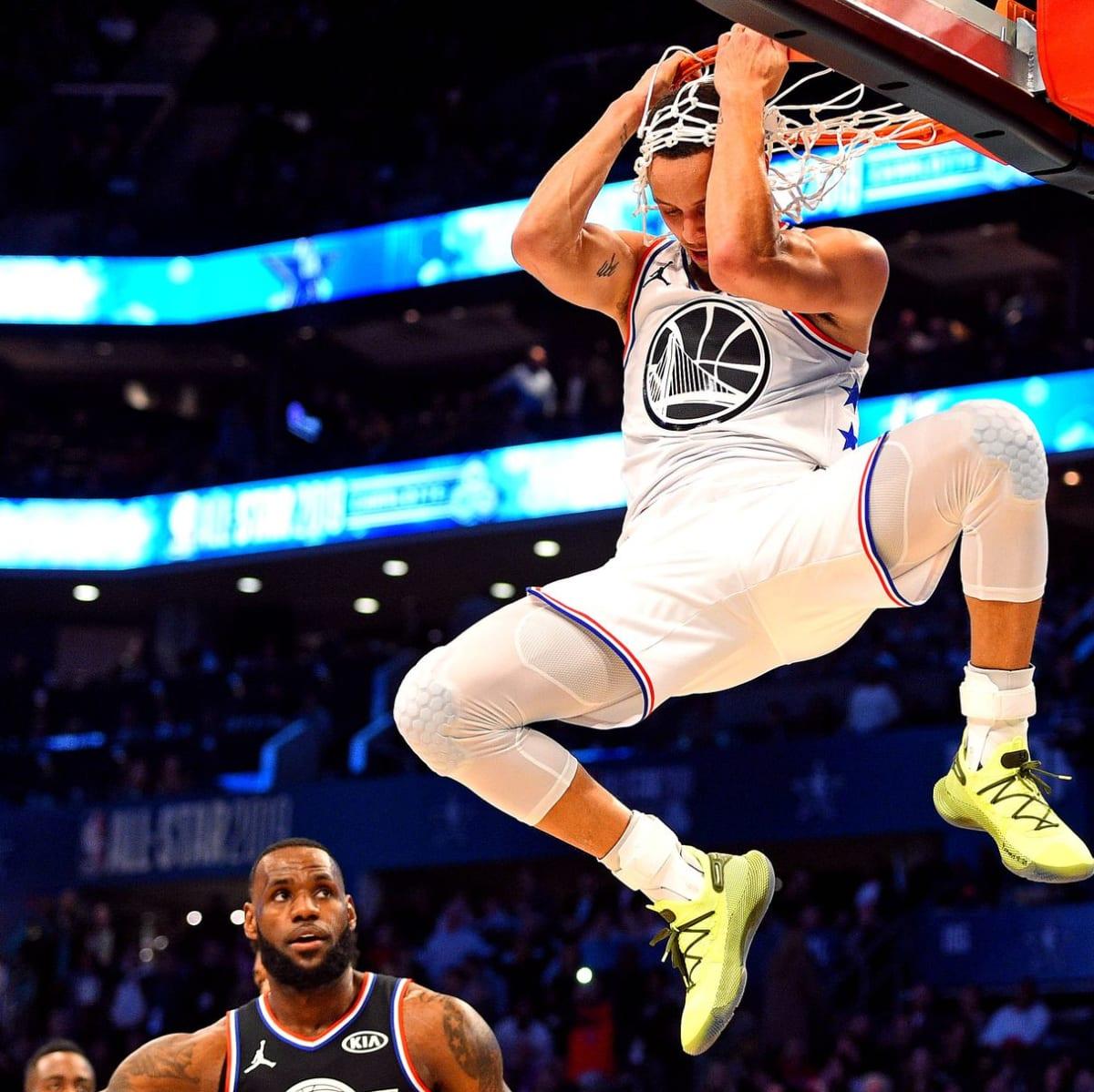 Video Steph Curry Throws Down Windmill Dunk Inside The Warriors