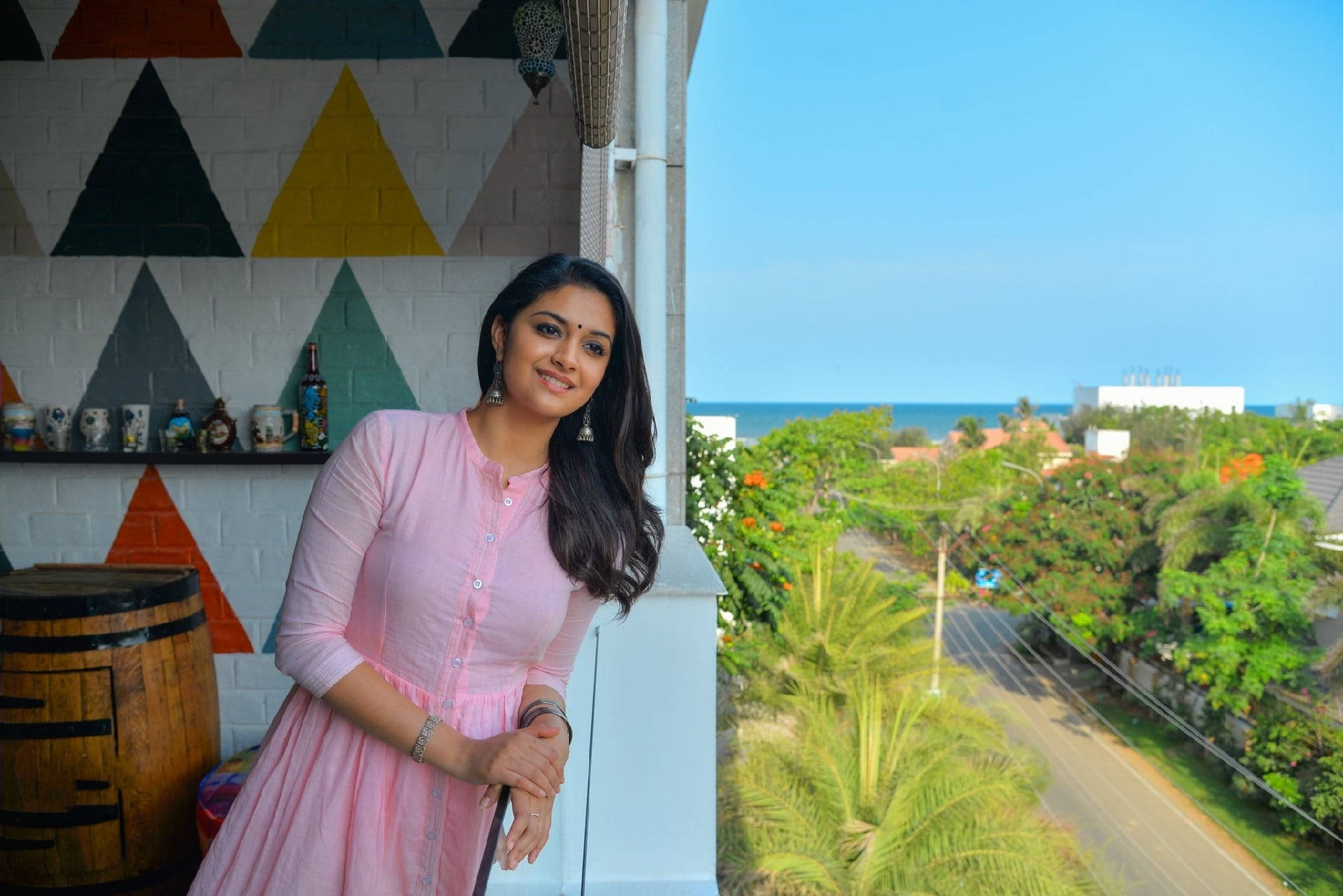 Keerthi Suresh Leaning Out A Window 0isxtjn9gb4211e9 Wallpaper