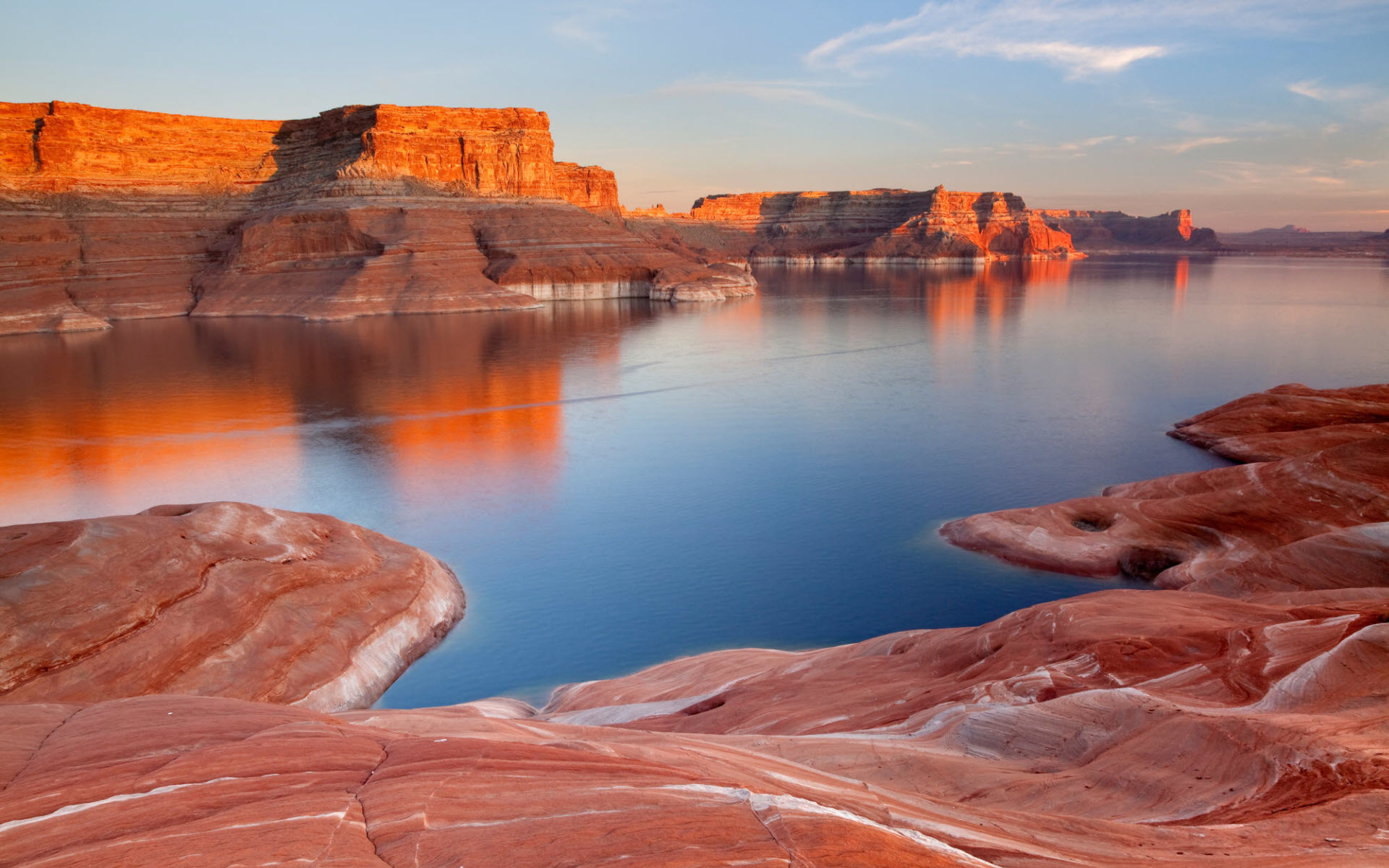 Hình nền đất nước Utah và Colorado Plateau là một bức tranh kỳ lạ, hấp dẫn và đầy quyến rũ. Bạn sẽ hỏi mình cảm giác của mình đang ở giữa trung tâm của những đống đất rực rỡ màu đỏ, sông nước trong khu vực Colorado Plateau của Utah. Nếu bạn là một người yêu thích phong cảnh thiên nhiên, thì trải nghiệm này sẽ không thể nào bỏ qua.