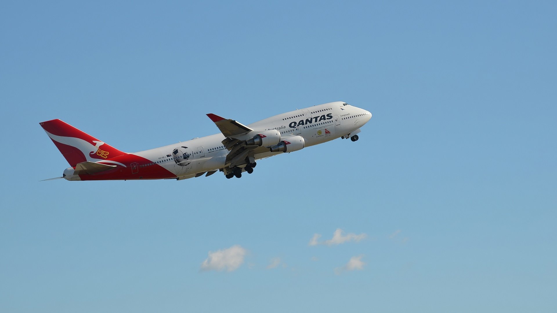 Vh Oej Boeing 438er Qantas Over Sydney Airport HD Wallpaper