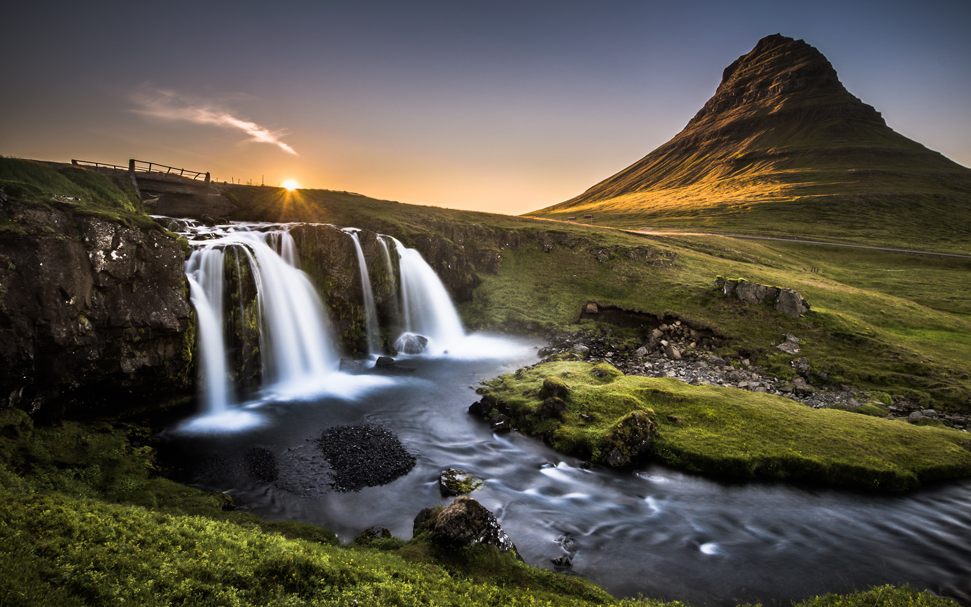 Iceland là đất nước rất đặc biệt với cảnh quan thiên nhiên đẹp như tranh vẽ. Hãy chiêm ngưỡng những cảnh đẹp tuyệt vời nhất trên Trái đất và khám phá Iceland cùng chúng tôi.