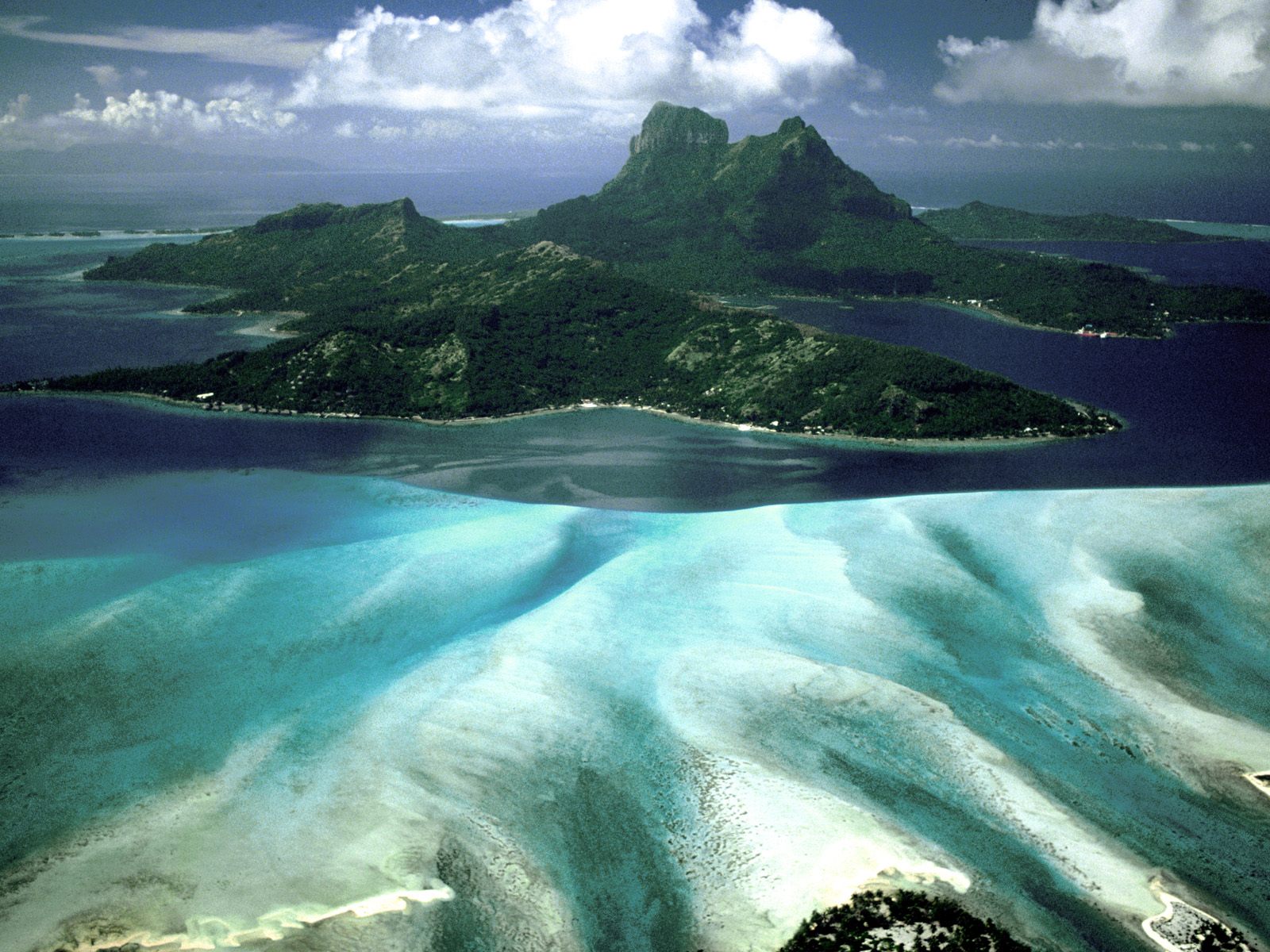 Polynesia Photo Approaching Bora French Wallpaper