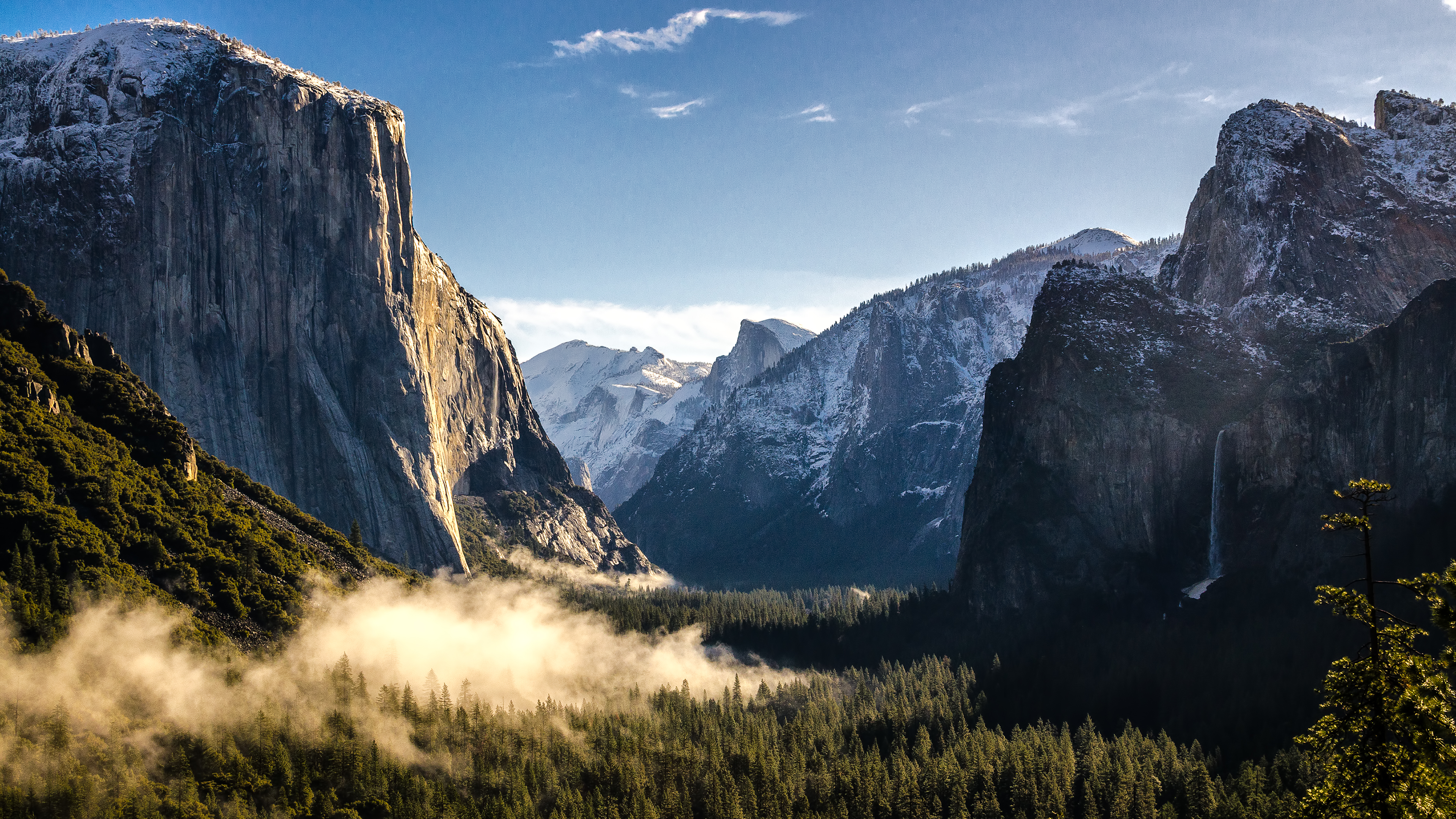 Hình nền Yosemite 4K đẹp tựa như bức tranh thiên nhiên tuyệt đẹp được vẽ bằng sắc màu vô cùng sống động. Khi bạn sử dụng hình nền này, không chỉ làm cho màn hình của bạn trở nên cuốn hút hơn mà còn giúp bạn thư giãn và khám phá vẻ đẹp hoang sơ của rừng Yosemite.