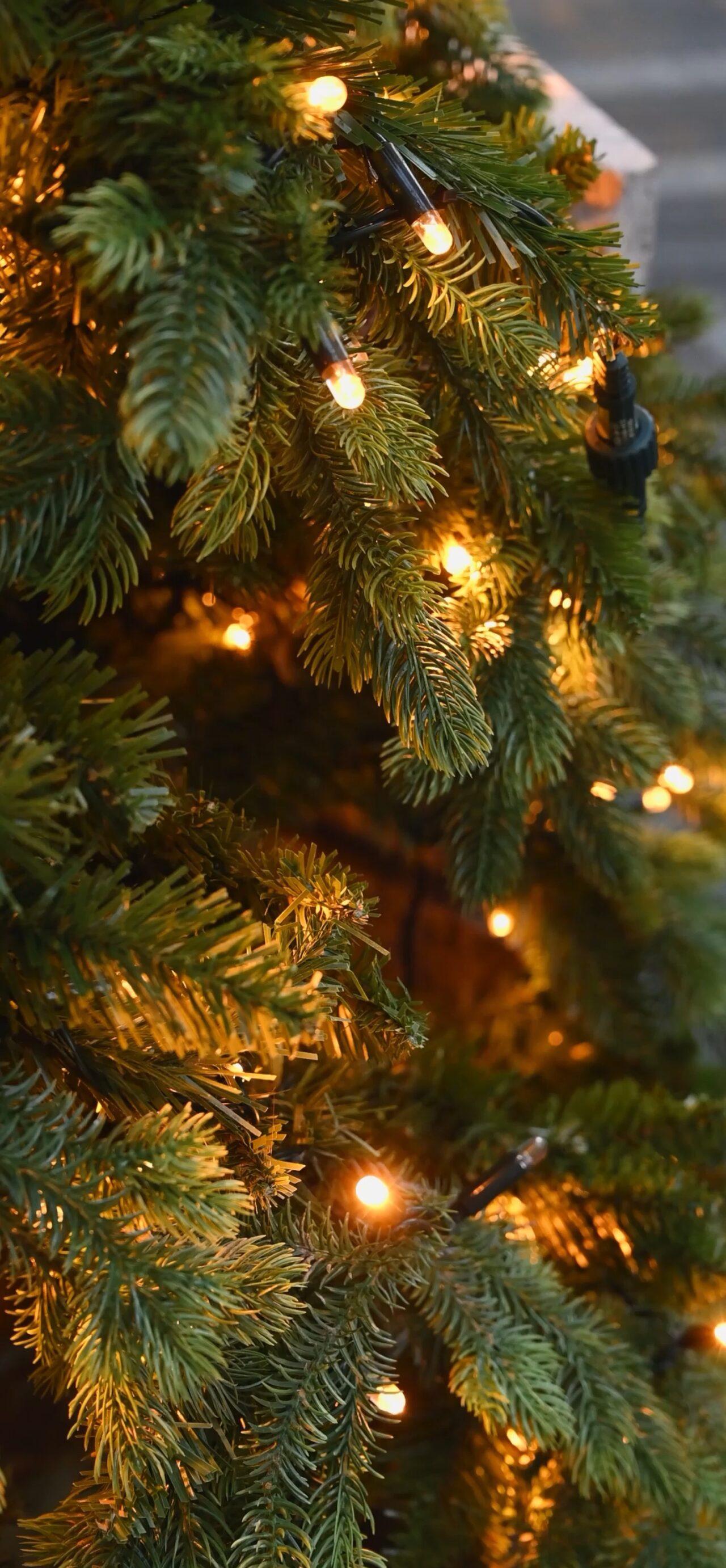 Beautiful Christmas Tree With Lights Live Wallpaper