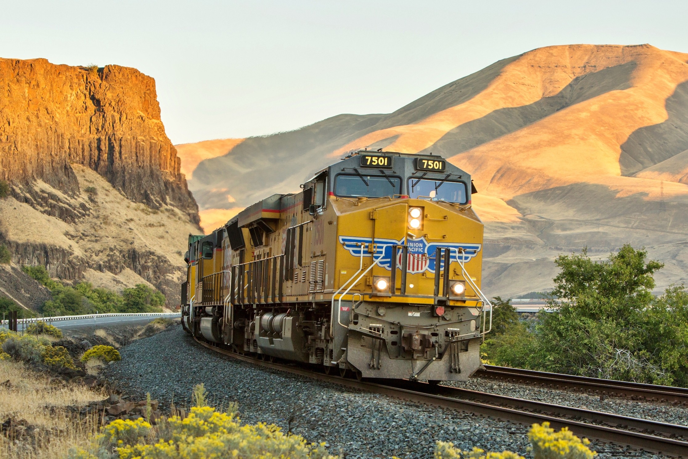 Tren Amarillo Mercancias Desierto Union Pacific Wallpaper