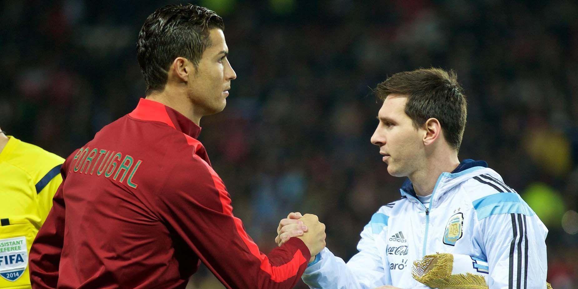 So sánh giữa Ronaldo và Messi là câu chuyện về hai ngôi sao bóng đá vĩ đại. Điều này sẽ khiến bạn bị cuốn hút và xem họ vượt qua nhau từng giây trên sân cỏ. Bức tranh này đích thực là một sự so sánh đáng xem.