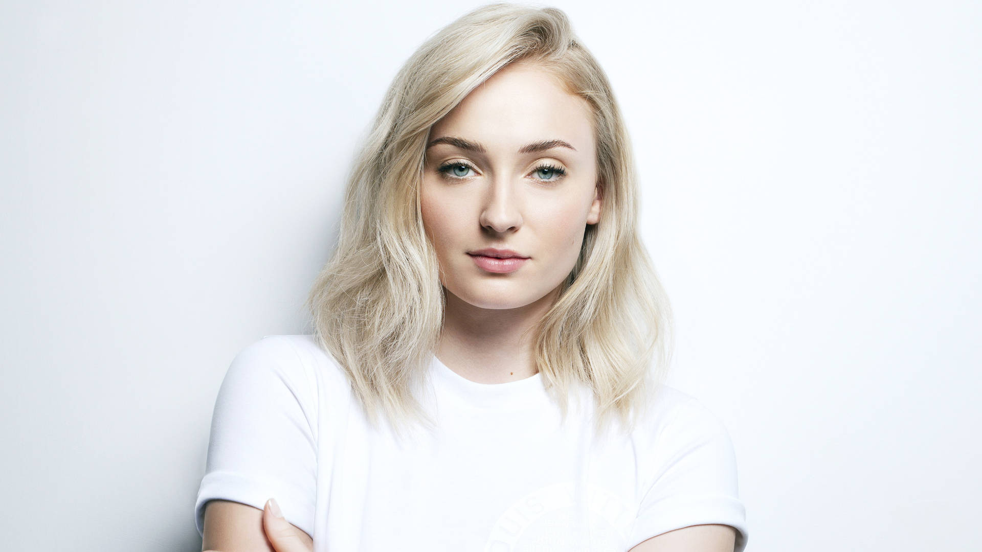 Sophie Turner White T Wallpaper
