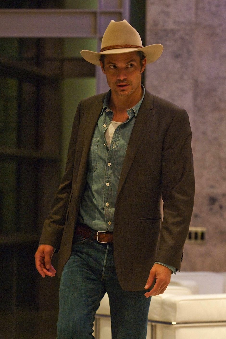 Justified Raylan S Gray Suit Coat And Jeans Timothy Olyphant