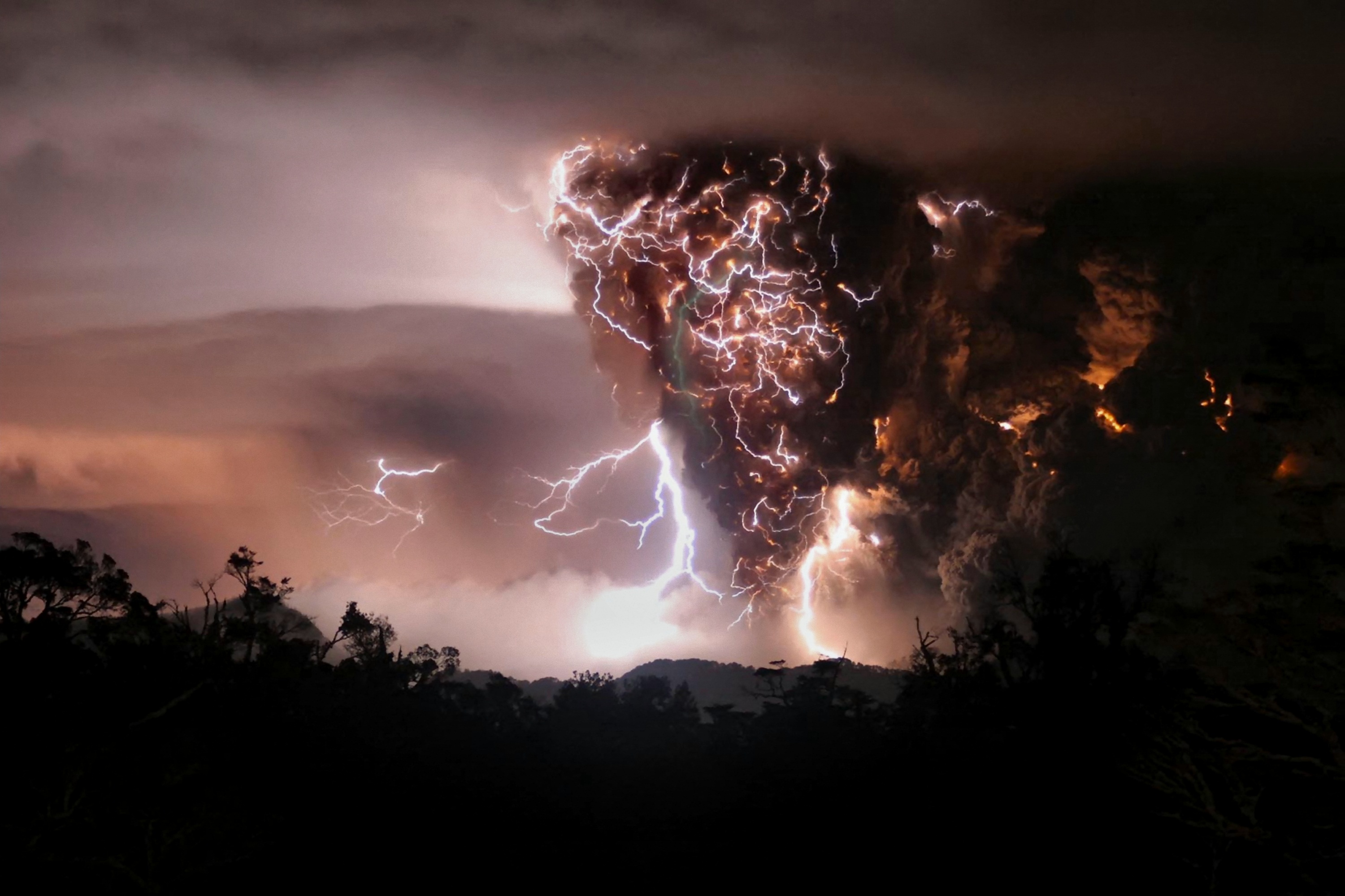 Volcano Lightning   Desktop Wallpaper
