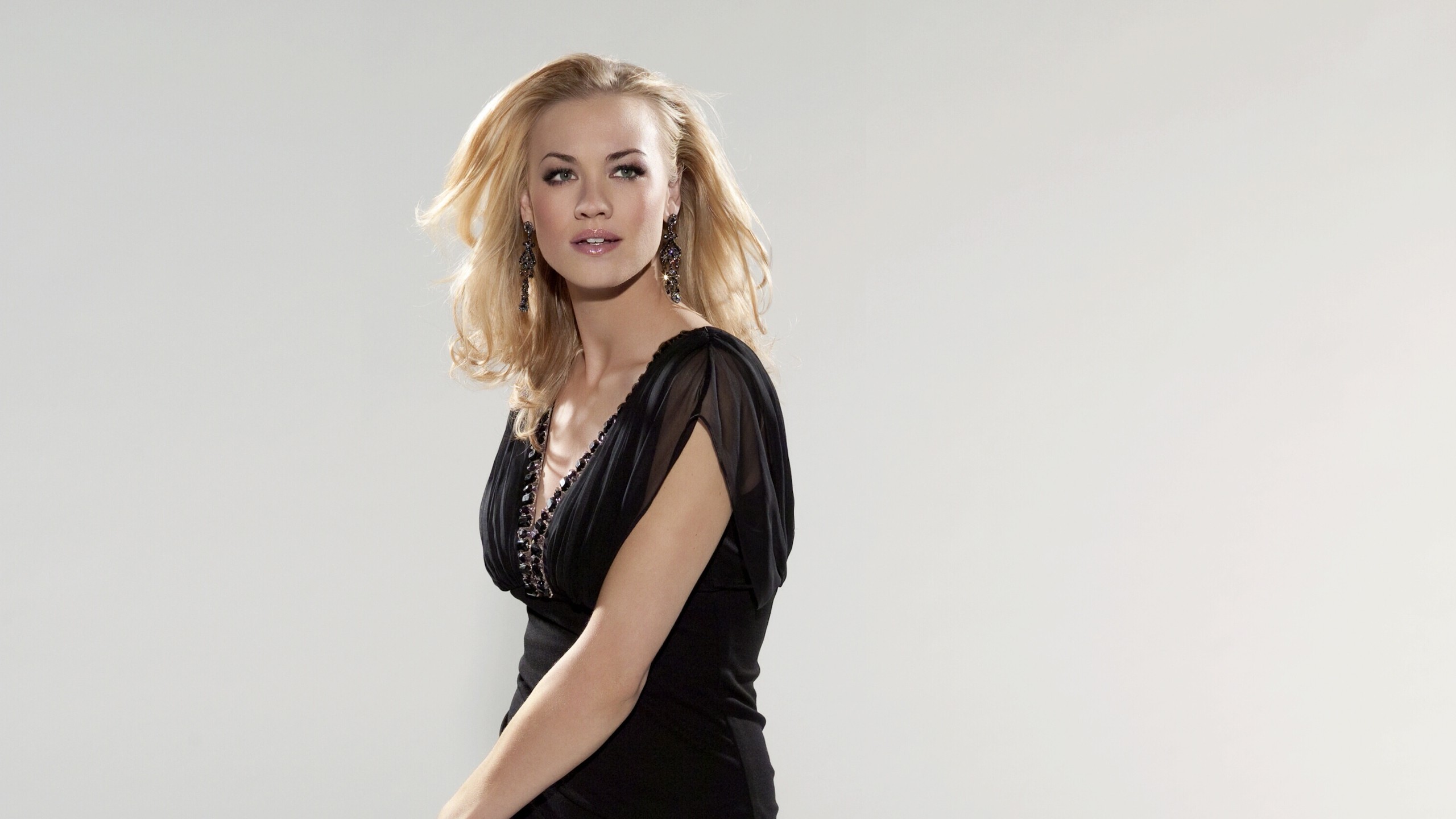 Yvonne Strahovski Wallpaper Hd X