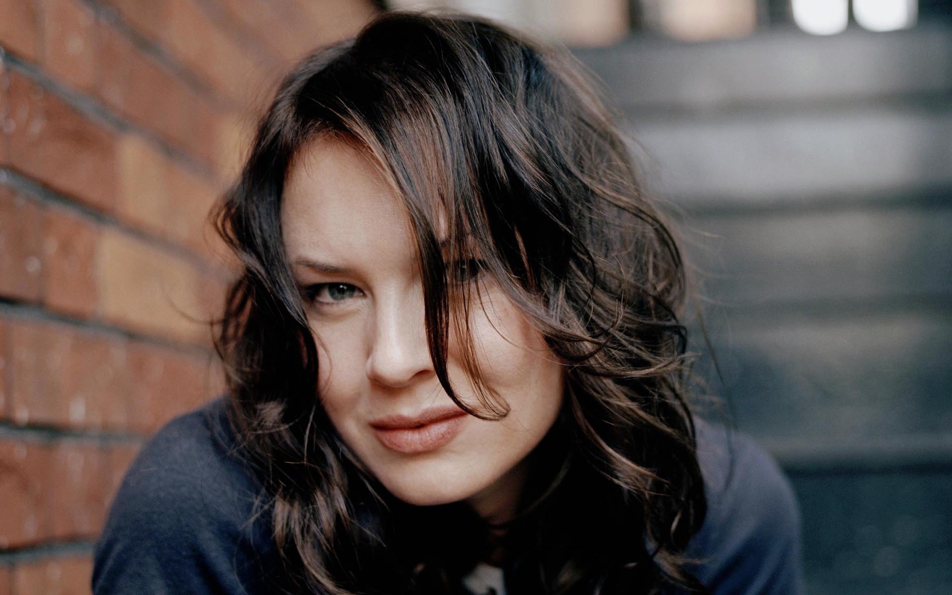Renee Zellweger Brunette Wallpaper