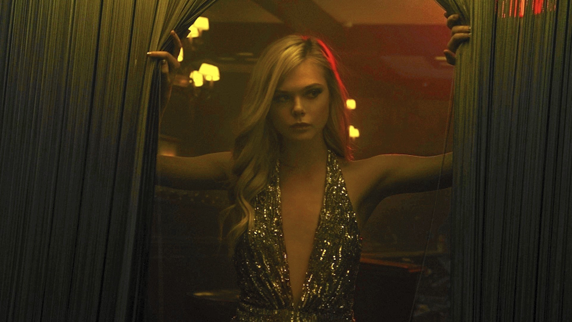 The Neon Demon Re Elle Fanning Strikes A Pose In