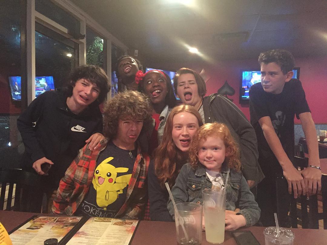 Adorable Picture Of Stranger Things Cast Spending Time Together Wallpaper