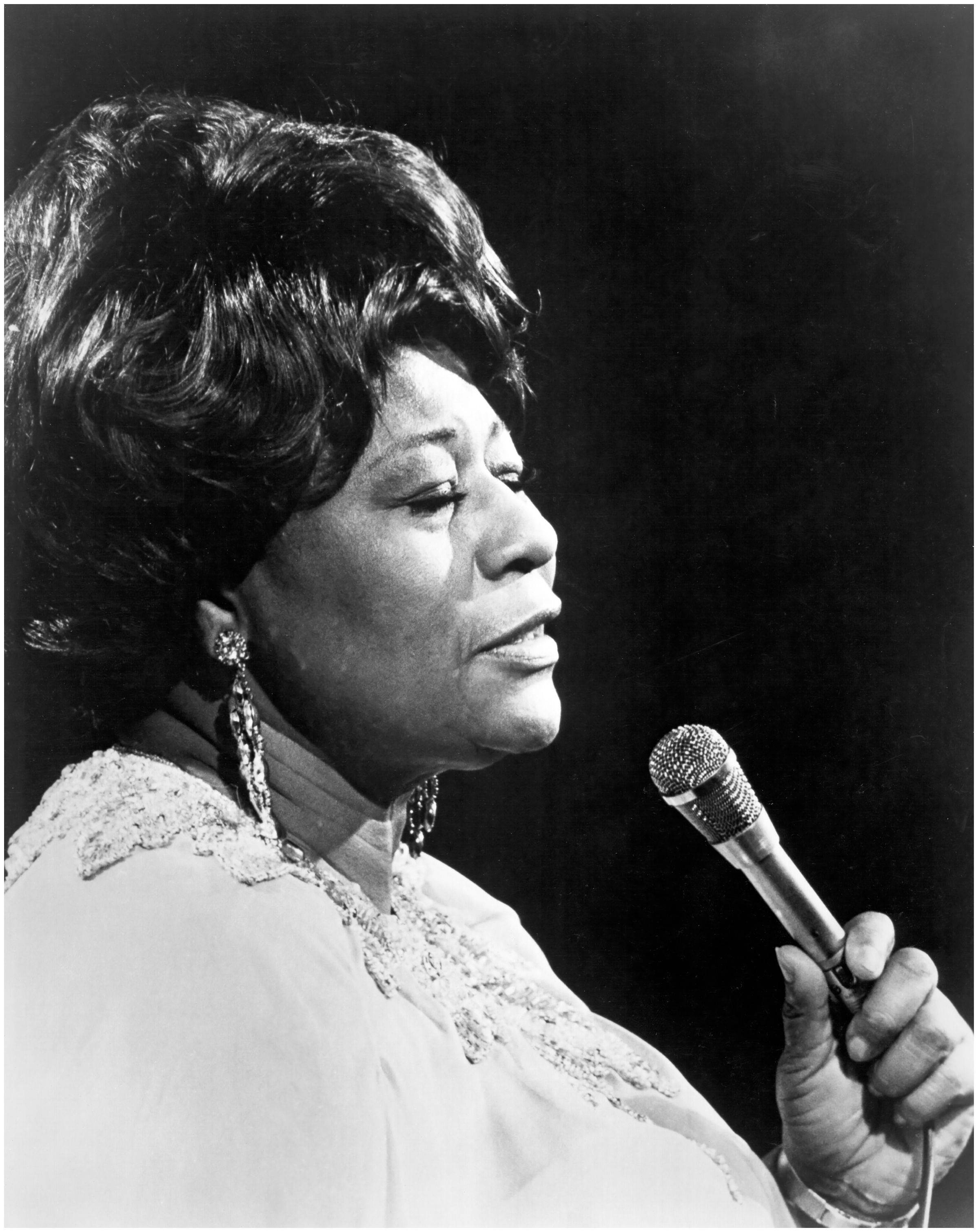 Ella Fitzgerald Singing Side Wallpaper