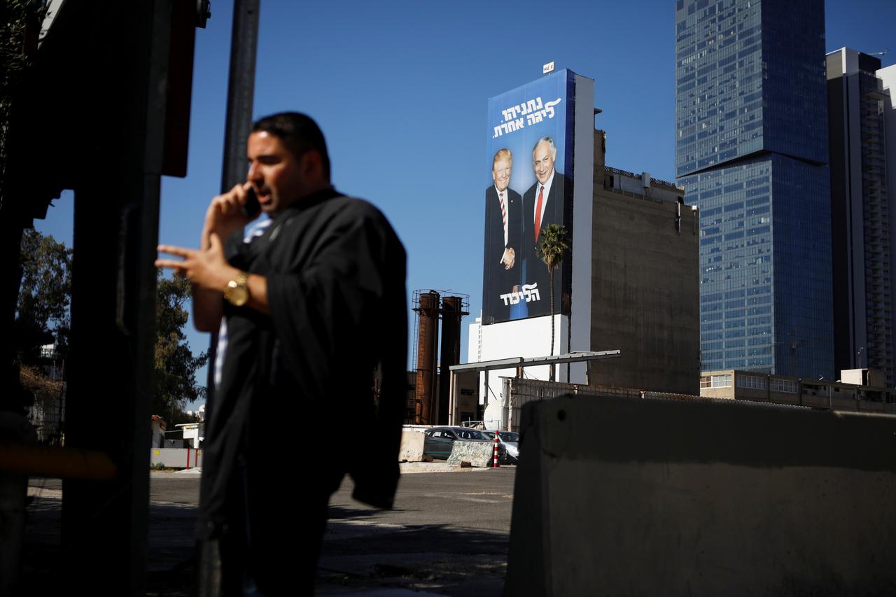 Anyahu S Likud Uses Trump Photo In Israeli Election Billboard