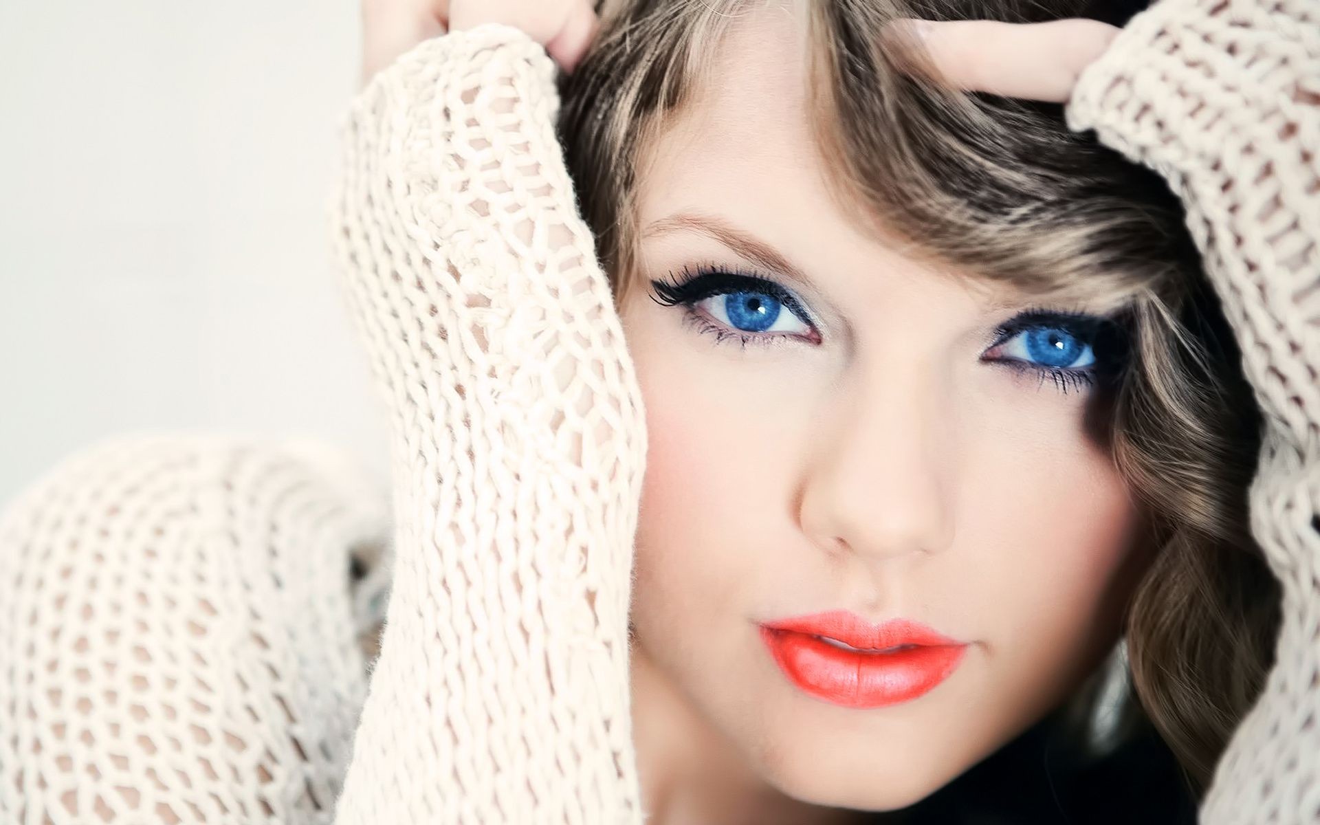 Taylor Swift Sexy Blue Eyes Wallpaper