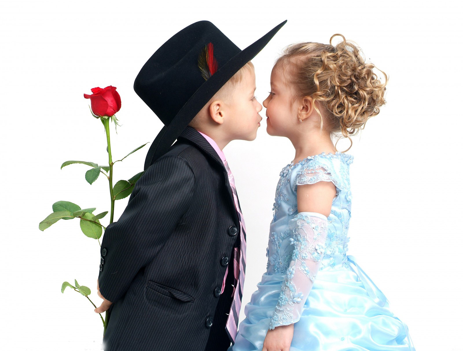 Baby Couple Kissing High Resolution HD Wallpaper