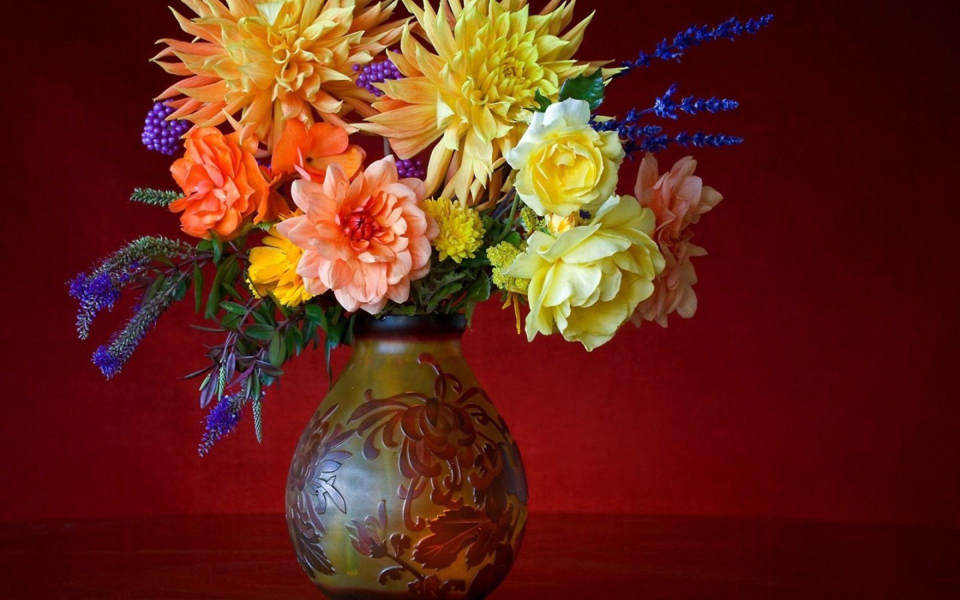 Vintage Vase Flowers Wallpaper