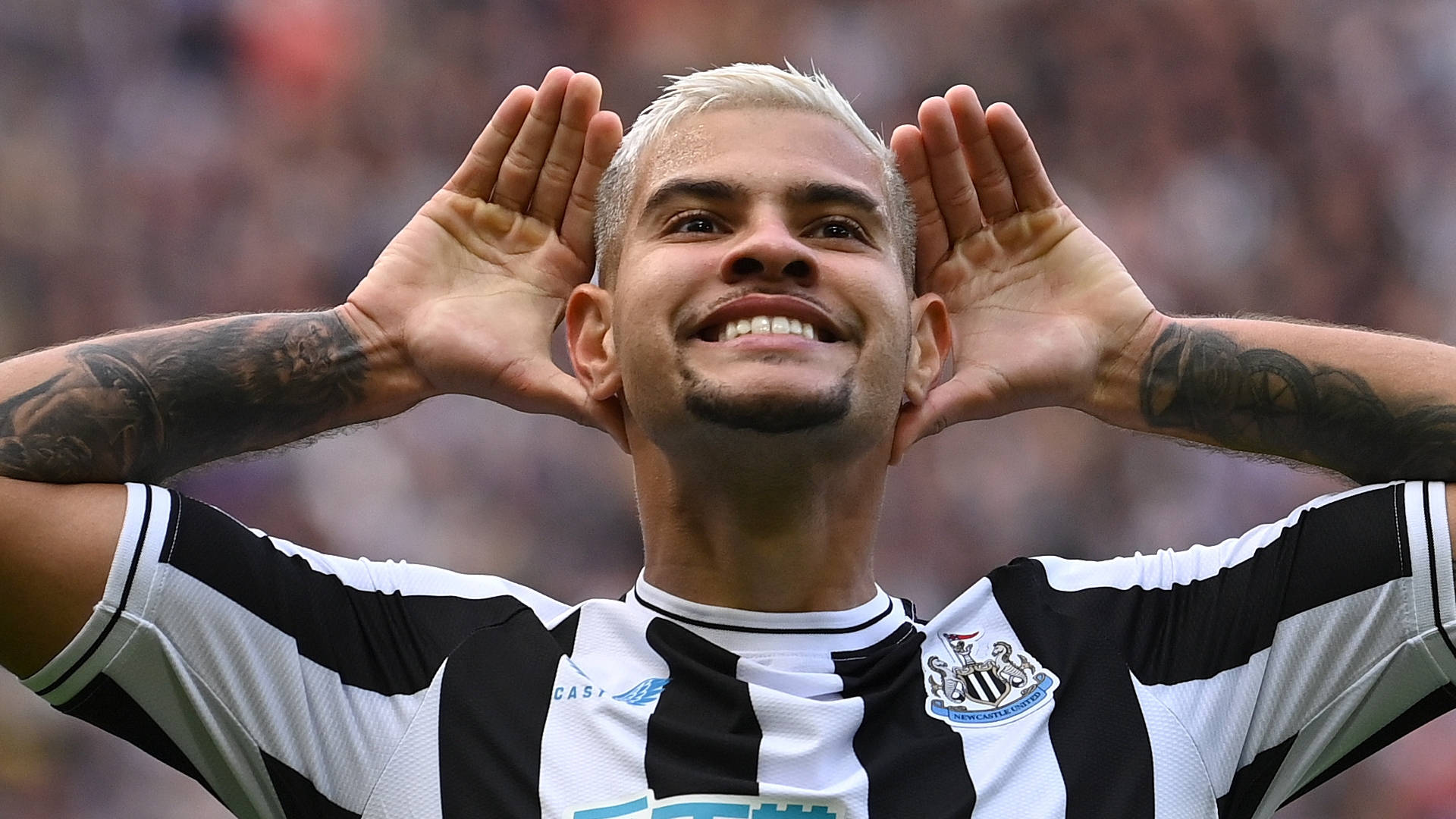 Bruno Guimar Es Listening With Smile Wallpaper