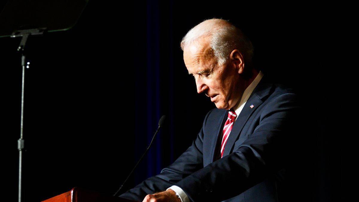 Download Joe Biden takes the stage Wallpaper