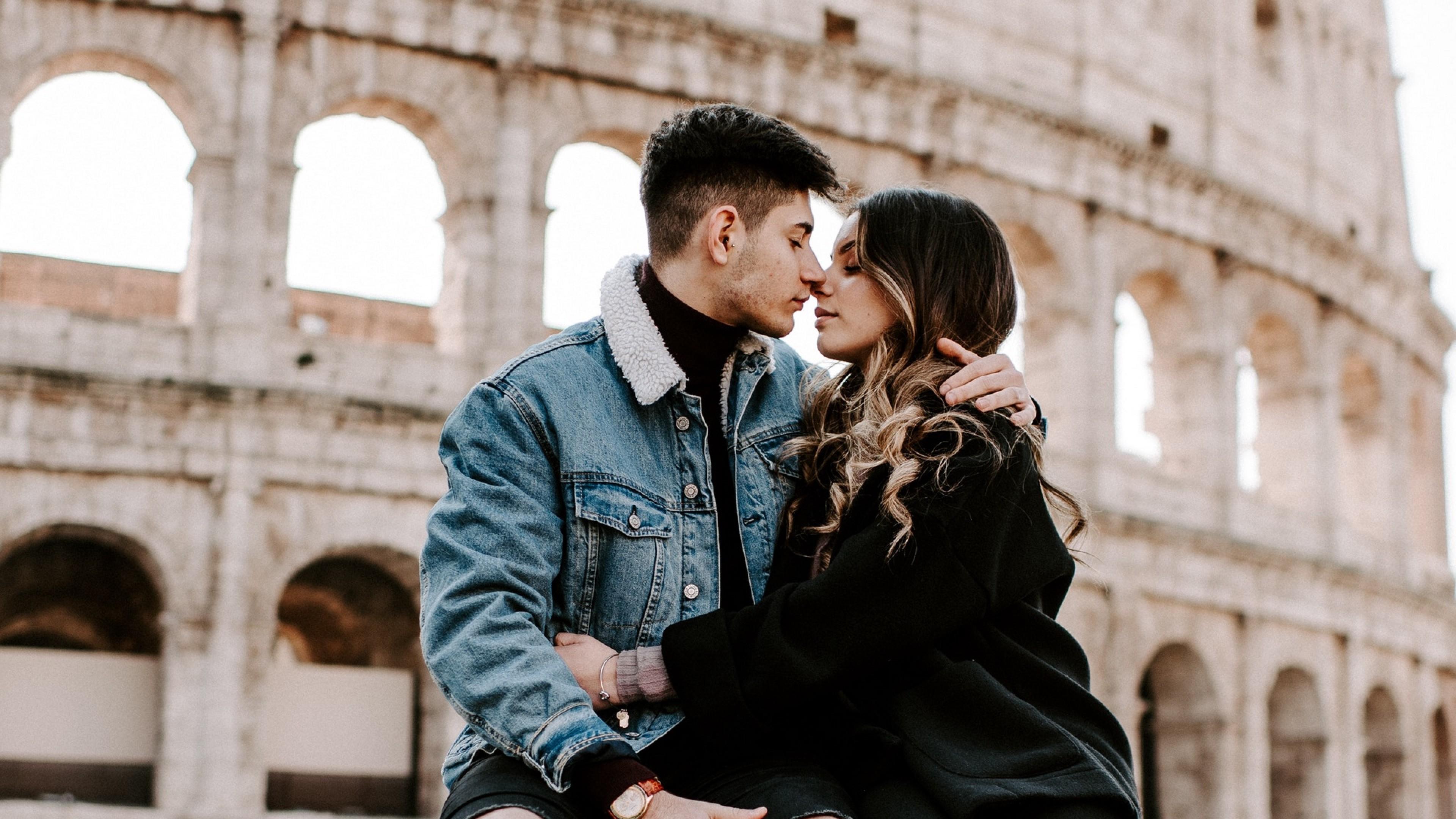 Couple Kissing At The Coloseum HD Wallpaper 4k Ultra