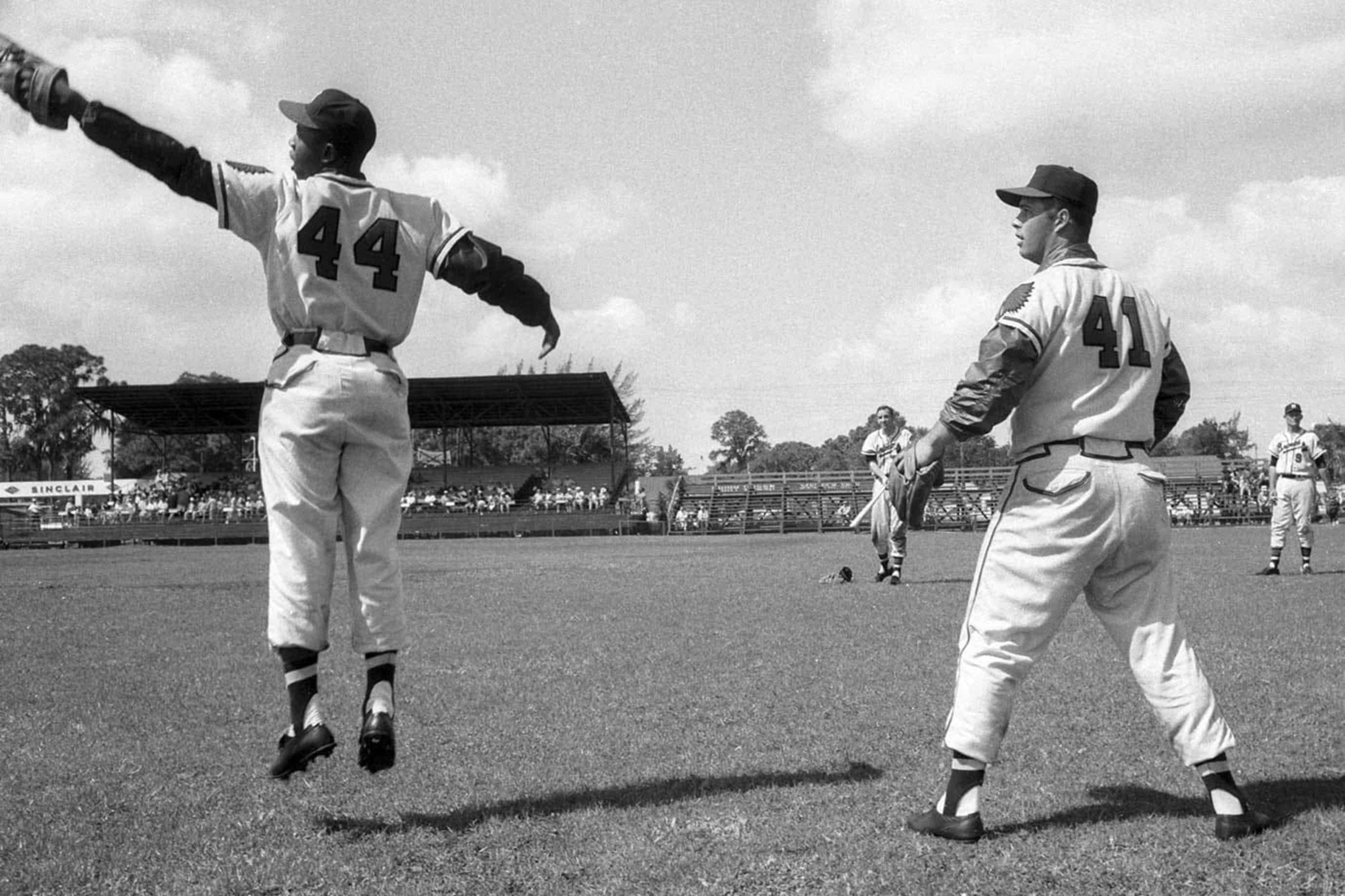 Hank Aaron Jumping On Field Ayvtmt6jff4fvzlh Wallpaper