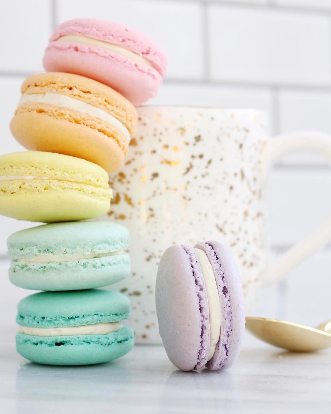 Live To Bake On Macarons In Pastel Desserts
