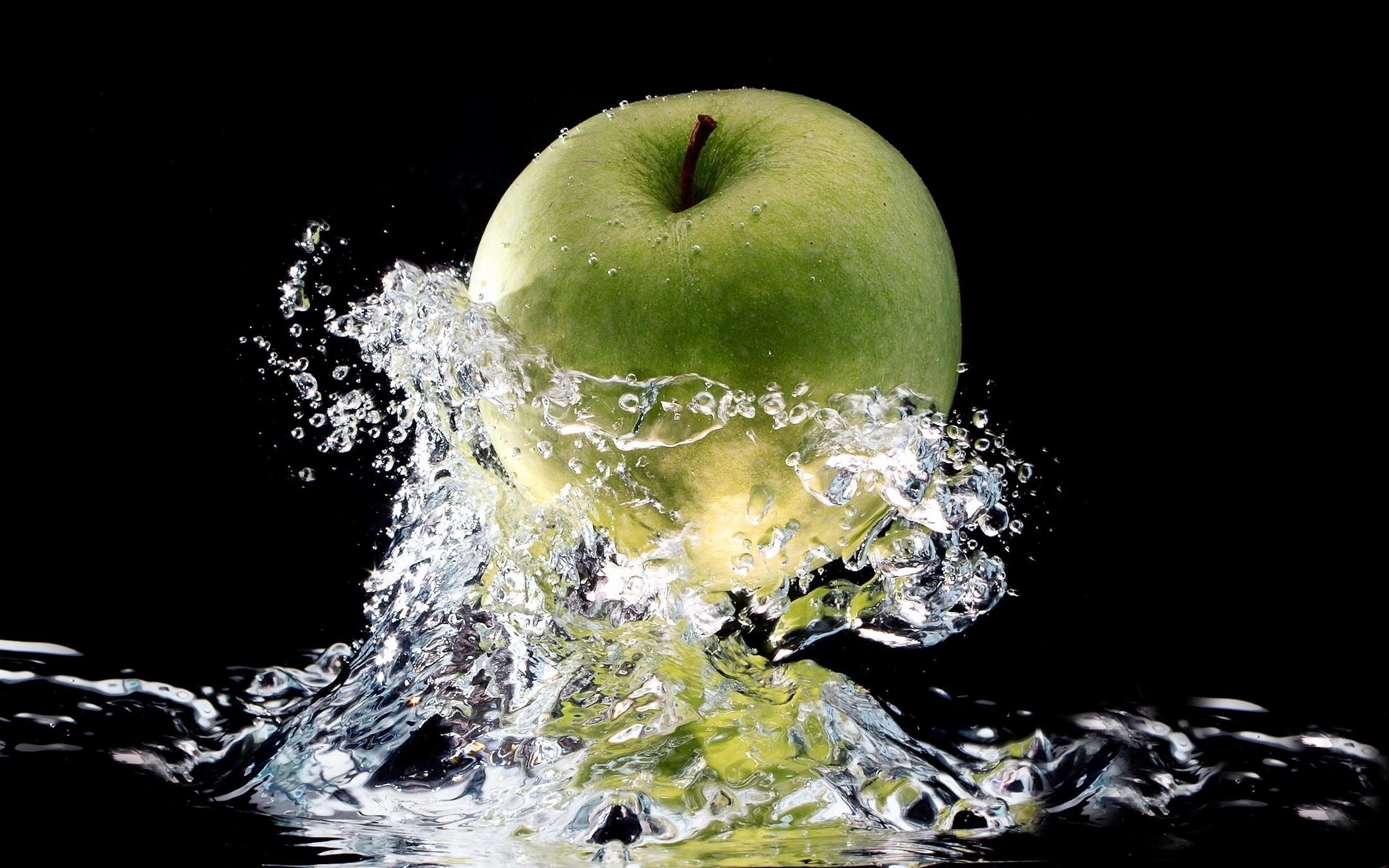 Green Apple In A Splash Of Fresh Water Wallpaper
