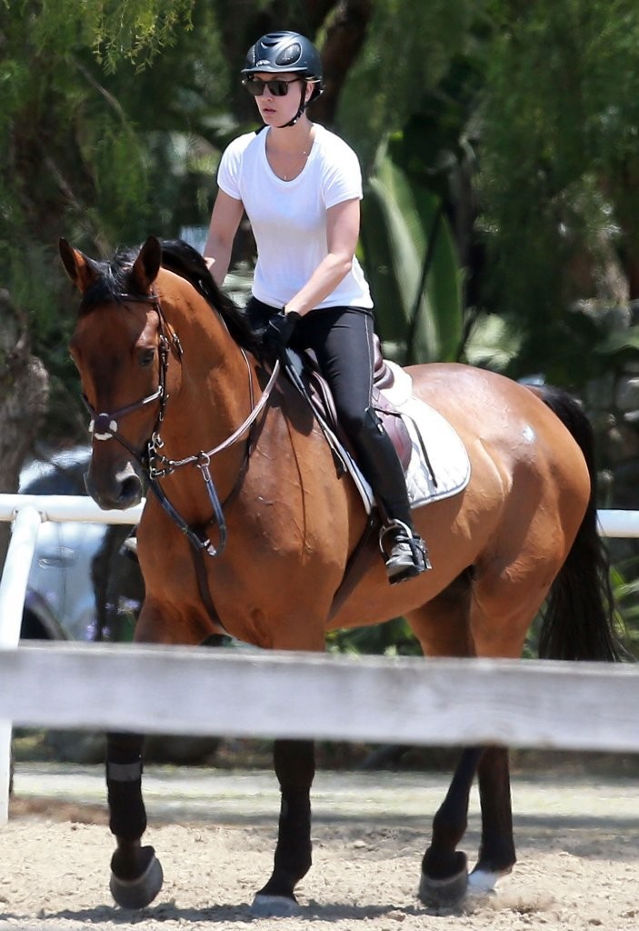 Kaley Cuoco Sweeting Photos Riding A Horse At