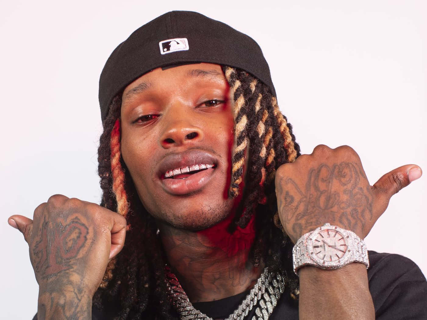 King Von Striking A Fierce Pose On Stage Wallpaper