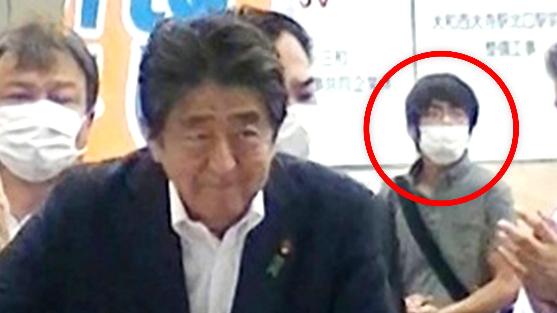 Chilling Final Pic Shows Shinzo Abe S Killer Lurking Behind Him