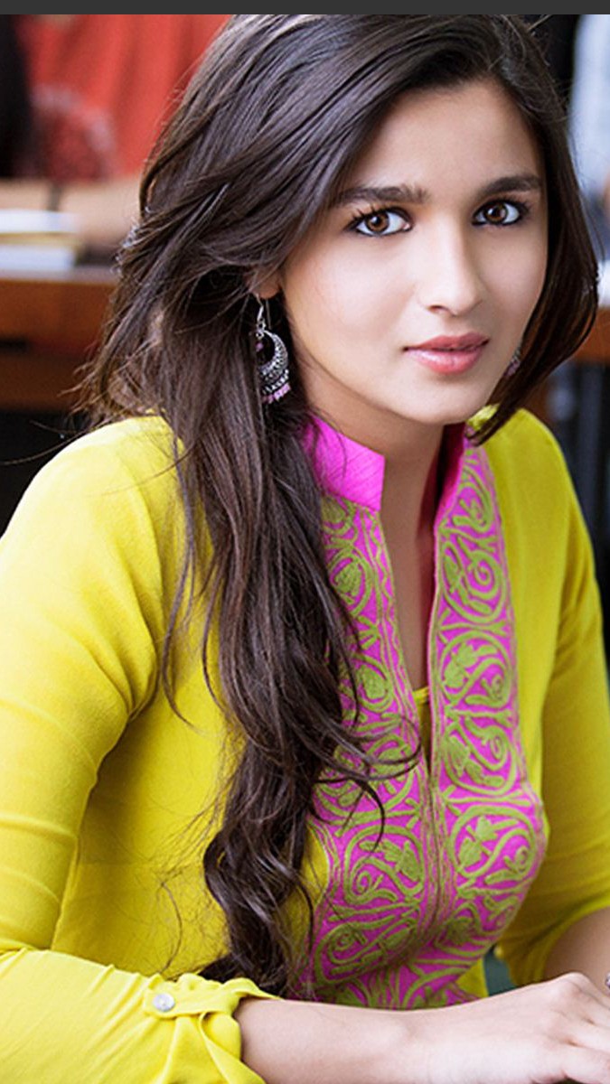 Actress Alia Bhatt Beautiful Bollywood HD Wallpaper