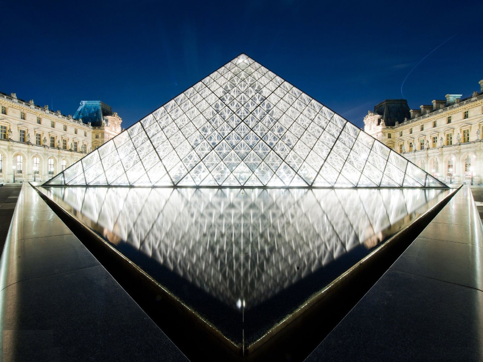 Louvre Full Screen High Definition Wallpaper