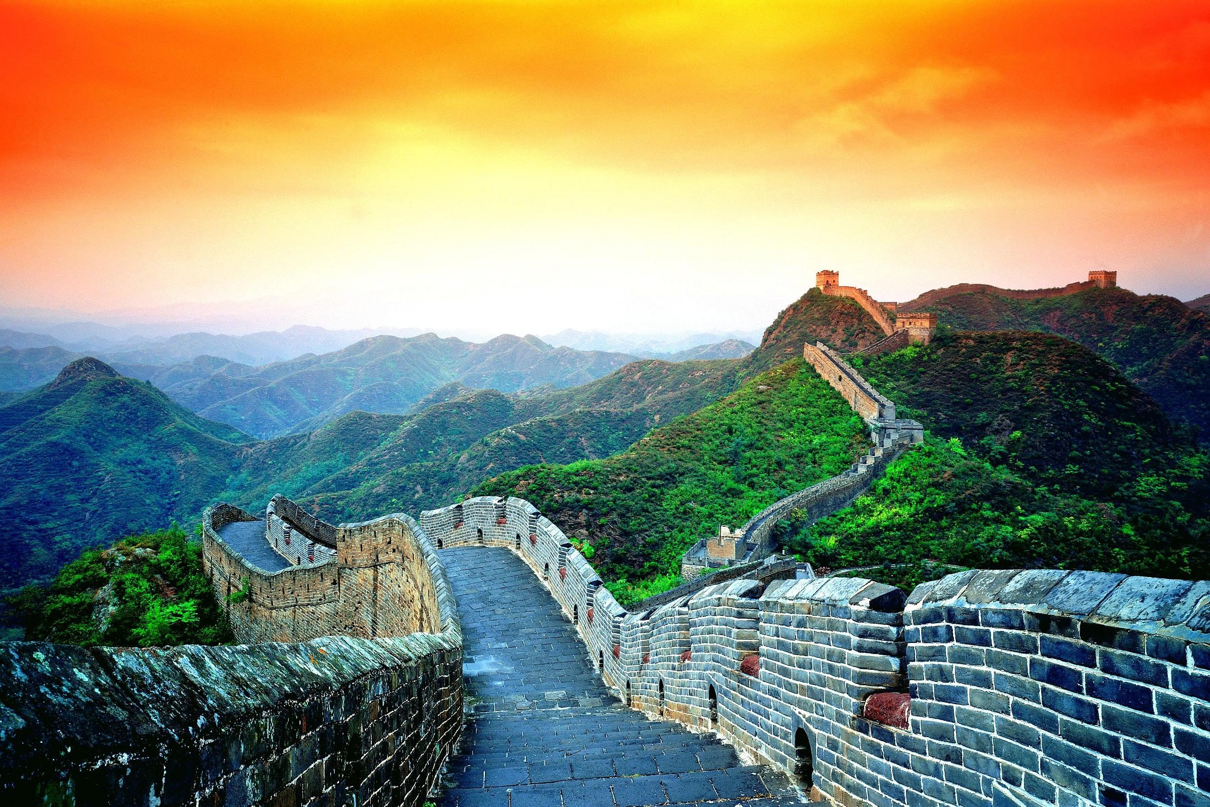 The Great Wall of China at Sunset: A Majestic Landmark