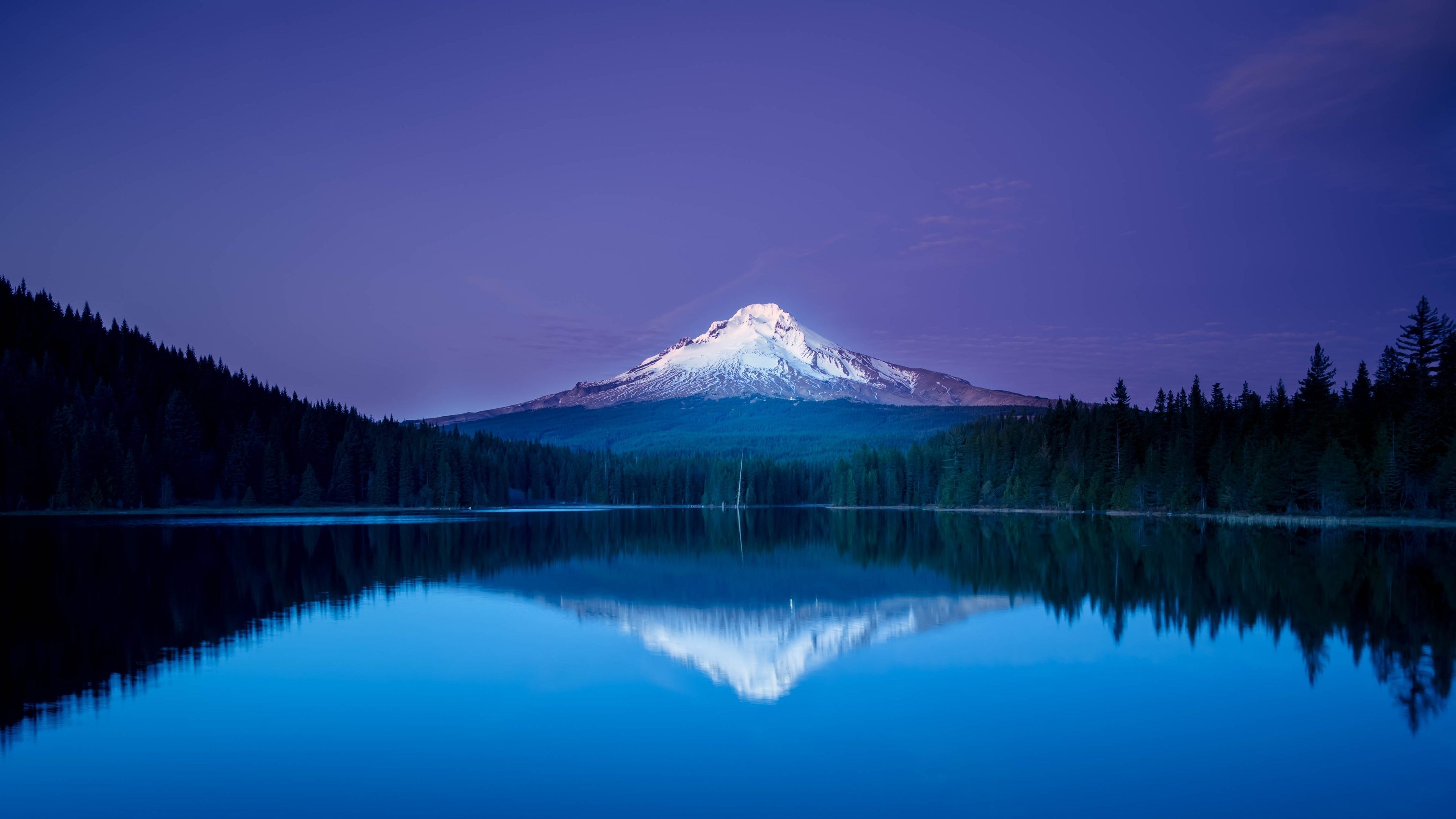 4K Wallpaper: Serene Mountain Lake Reflection at Twilight