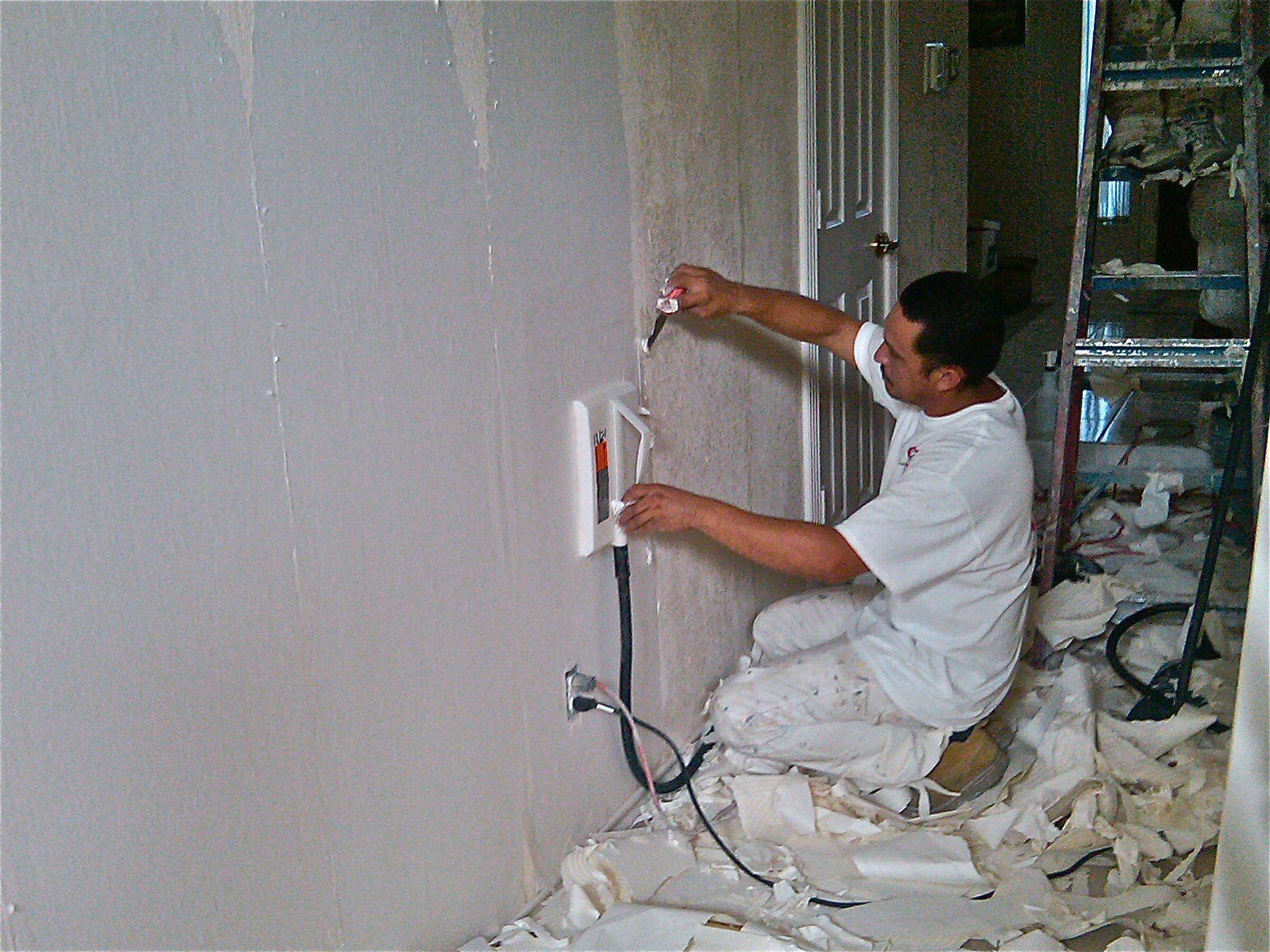 Free download He is using a steamer to remove the wallpaper [2048x1536