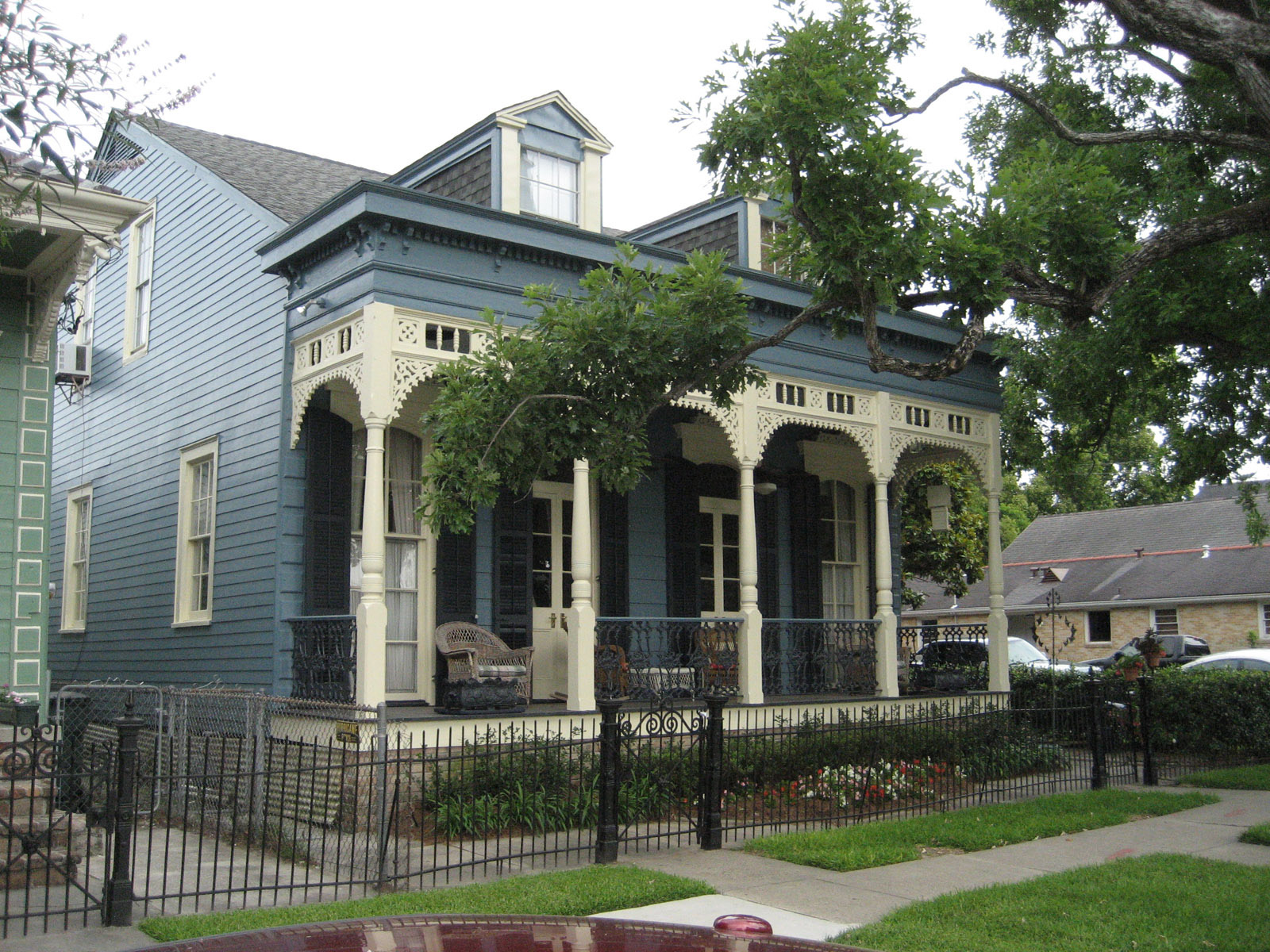 Residential House In New Orleans City Wallpaper