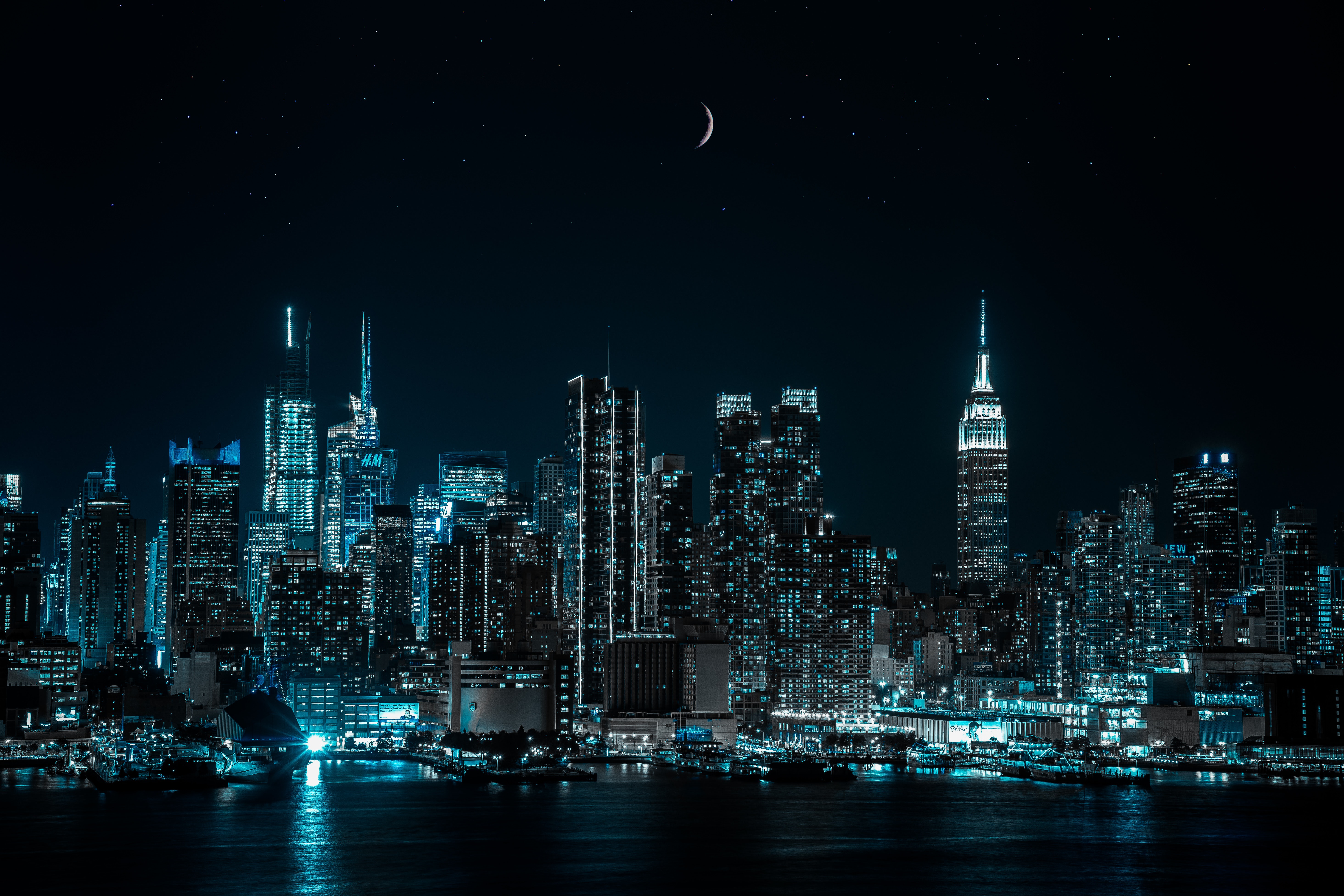 Stunning 4K wallpaper of the New York City skyline at night with a crescent moon