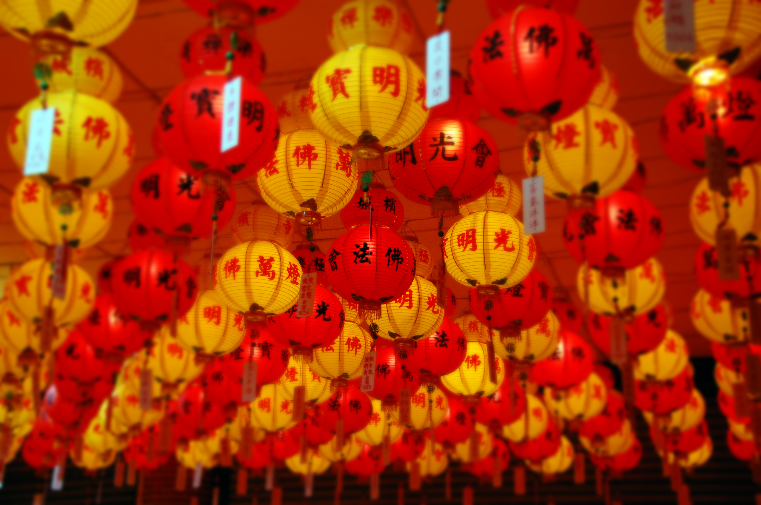 Chinese Lanterns in Red and Yellow 3008x2000